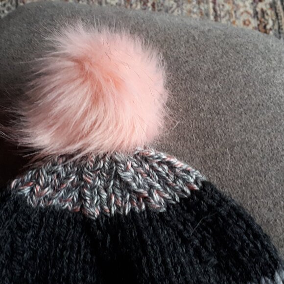 Hand knitted hat - Picture 3 of 4